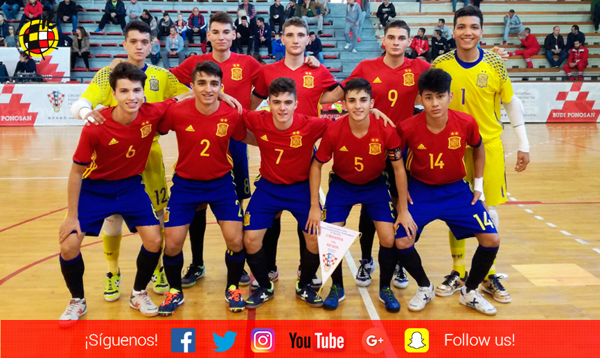 La Selección española Sub-17 de fútbol sala posa antes de su encuentro frente a Croacia 