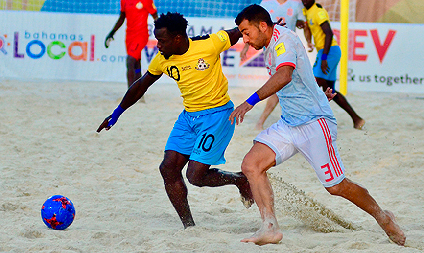Antonio José Mayor controla un balón