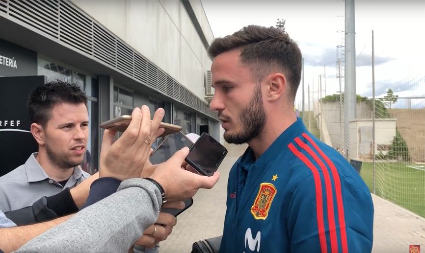 Saúl ÑÍguez atiende a los medios