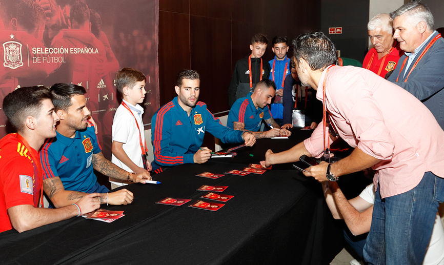 Paco Alcácer, Nacho Fernández y Jesús Joaquín Fernández "Suso" comparten su tiempo con los aficionados durante la concentración en Sevilla