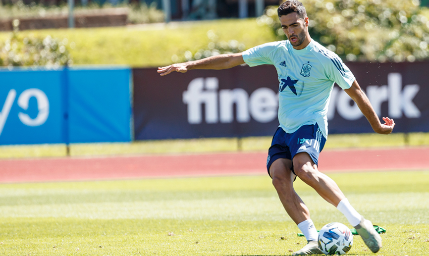 Mikel Merino golpea el balón durante el entrenamiento