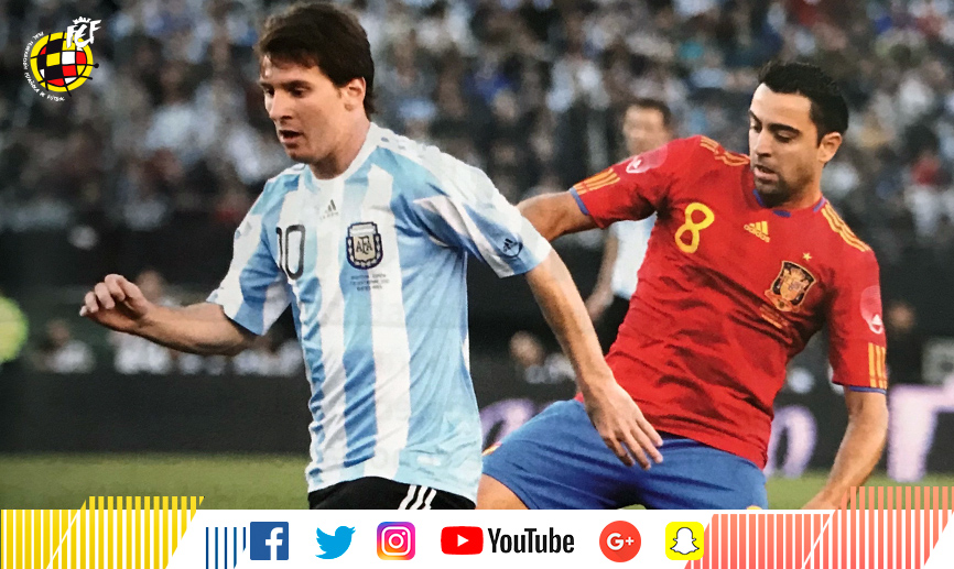 Messi y Xavi disputan un balón