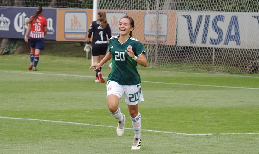 Una jugadora de México celebra un gol