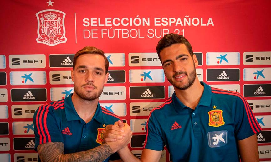 Mikel Merino y Pol Lirola atienden a los medios de comunicación en la rueda de prensa