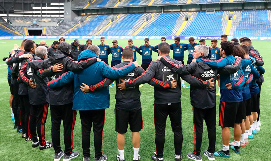 La Sub-21 guarda un minuto de silencio en recuerdo de Blanca Fernández Ochoa