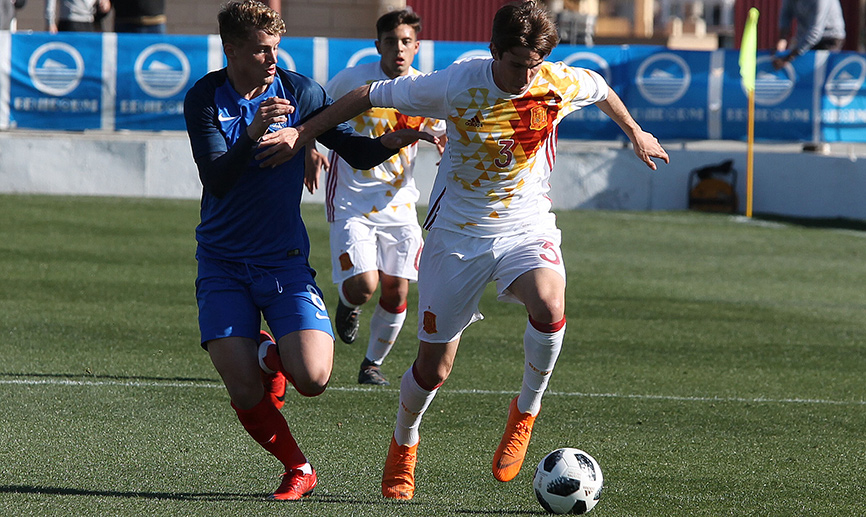 Juan Miranda conduce un balón ante los franceses