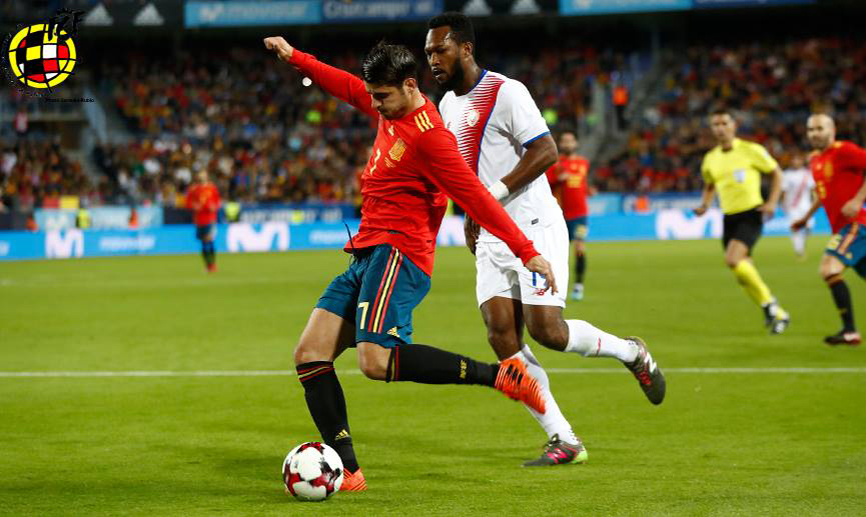 Morata remata a puerta ante la presión de un rival