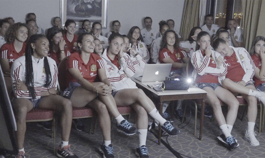 Las jugadoras viendo el vídeo de motivación