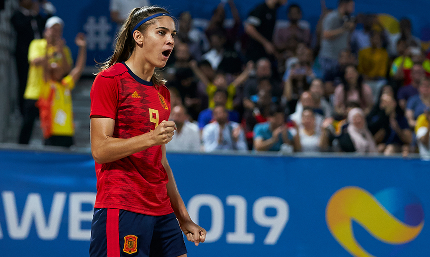 Carol celebra un gol en un partido con España