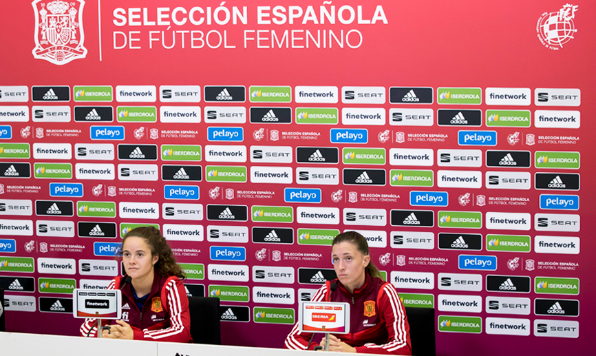 Nerea Eizagirre y Eva Navarro en rueda de prensa