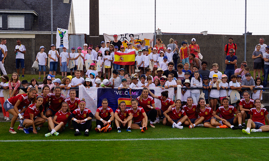 Los niños de Rosporden se fotografían con las jugadoras de la Selección española Sub-20