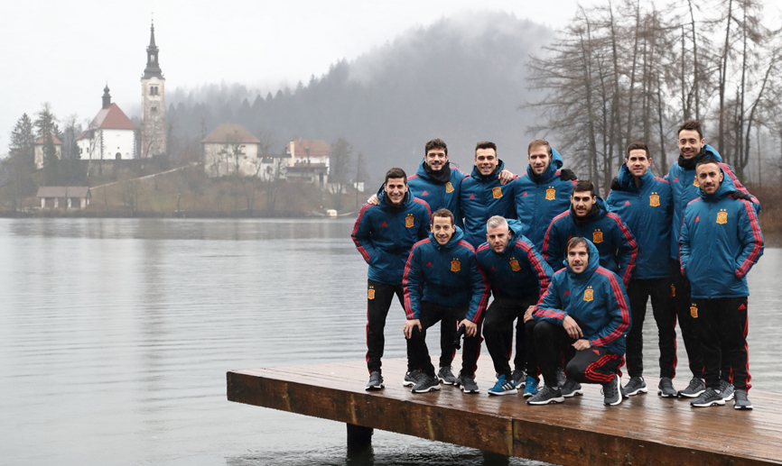 Los jugadores de la selección española de fútbol sala posan en las inmediaciones del lago de Bled (Eslovenia)