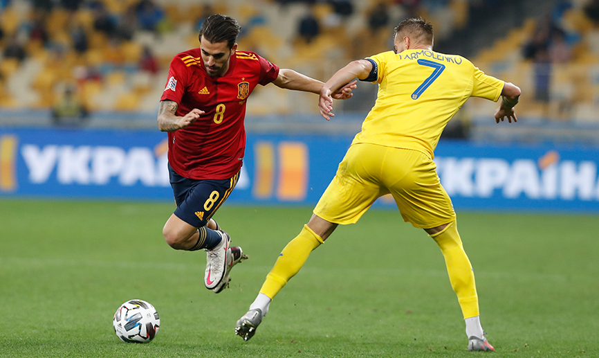 Dani Ceballos supera a un rival durante el encuentro frente a Ucrania en Kiev