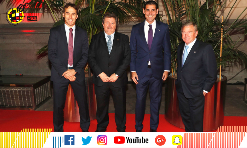 Julen Lopetegui, Juan Luis Larrea, Fernando Hierro y Javier Clemente a la entrada de la gala en Madrid