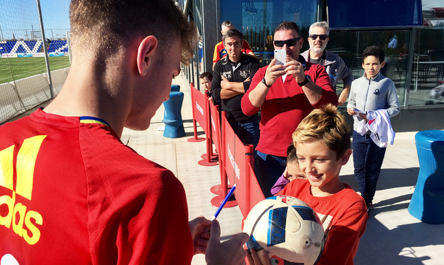 El jugador internacional Sub-21 Toni Lato firma a los aficionados que han acudido al entrenamiento de la Selección española Sub-21 