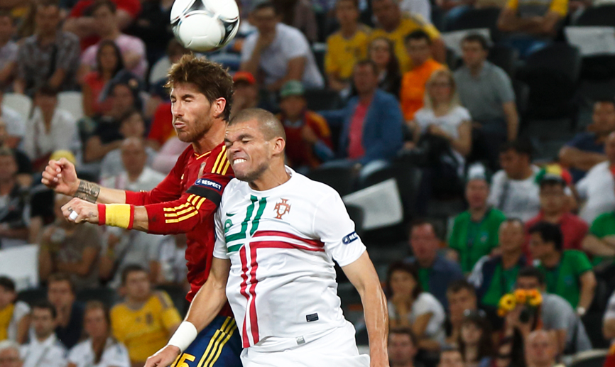 Sergio Ramos y Pepe durante la semifinal entre España y Portugal en 2012
