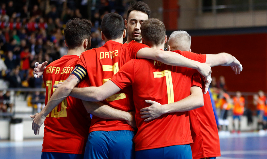 Los jugadores de la selección española de fútbol sala celebran un gol
