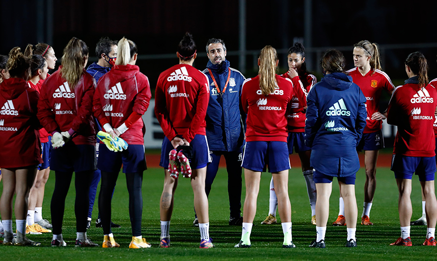 El seleccionador Jorge Vilda da instrucciones a las jugadoras durante el entrenamiento del jueves en Las Rozas