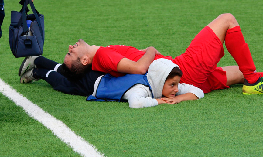 El recogepelotas Moisés Aguilar realiza el gesto que le ha valido la admiración del mundo del fútbol 