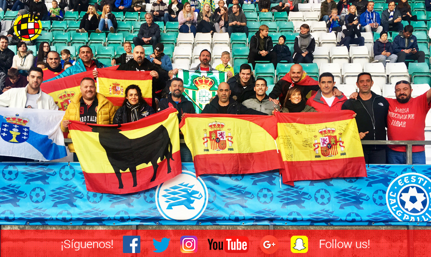 Los militares españoles destinados en Estonia posan en la grada antes del encuentro disputado en Tallin 