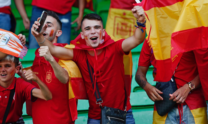 El público disfruta del España-Portugal en el estadio Benito Villamarín