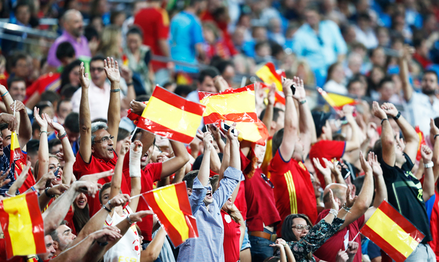 La afición española durante el encuentro frente a Italia en el Santiago Bernabéu