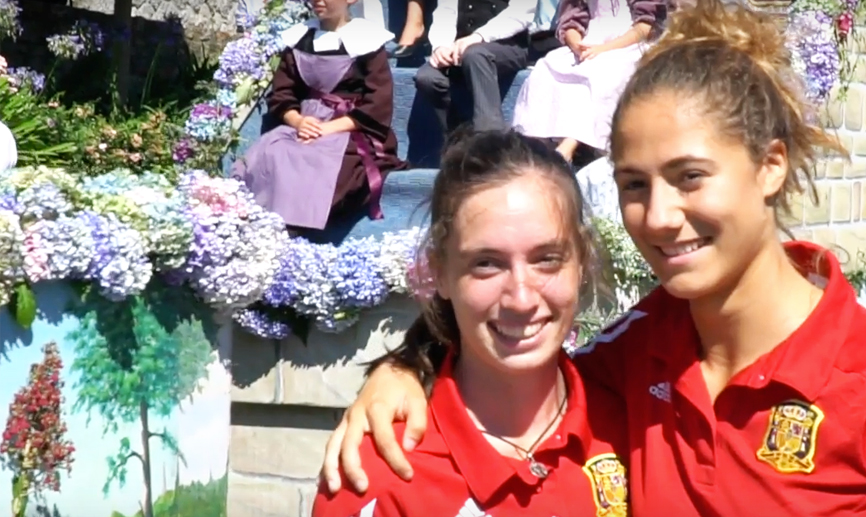 Laia Aleixandri y Eva Navarro posan para una foto en Pont-Aven
