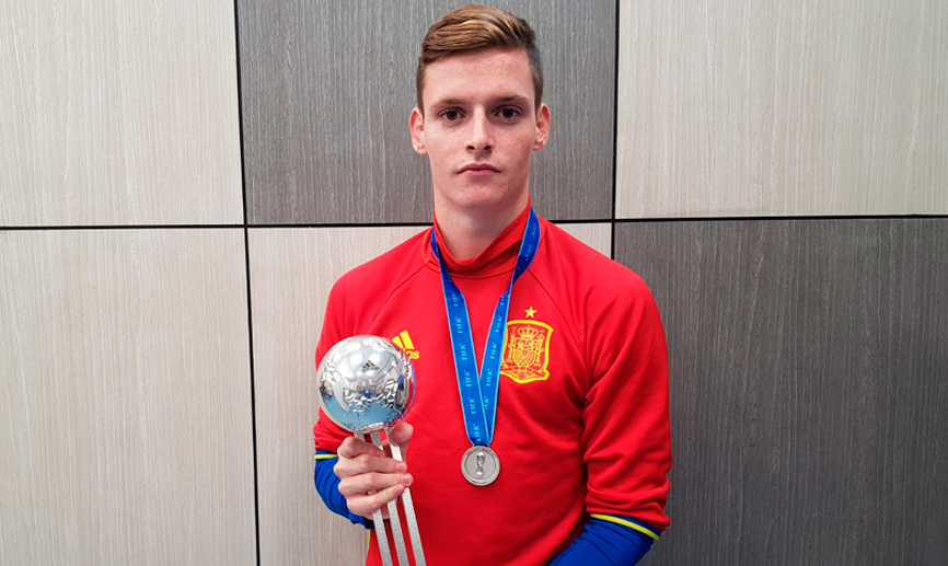 Sergio Gómez con el balón de plata del Mundial Sub-17 de la India