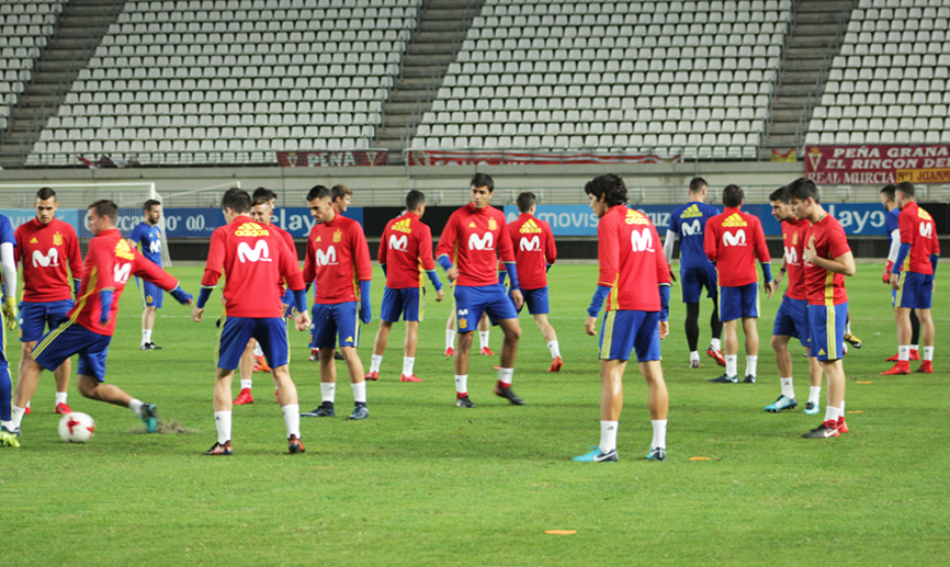 La Selección española Sub-21 se entrena en el estadio de la Nueva Condomina