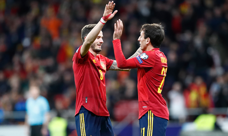 Saúl Ñíguez y Mikel Oyarzabal celebran el último tanto de España frente a Rumanía