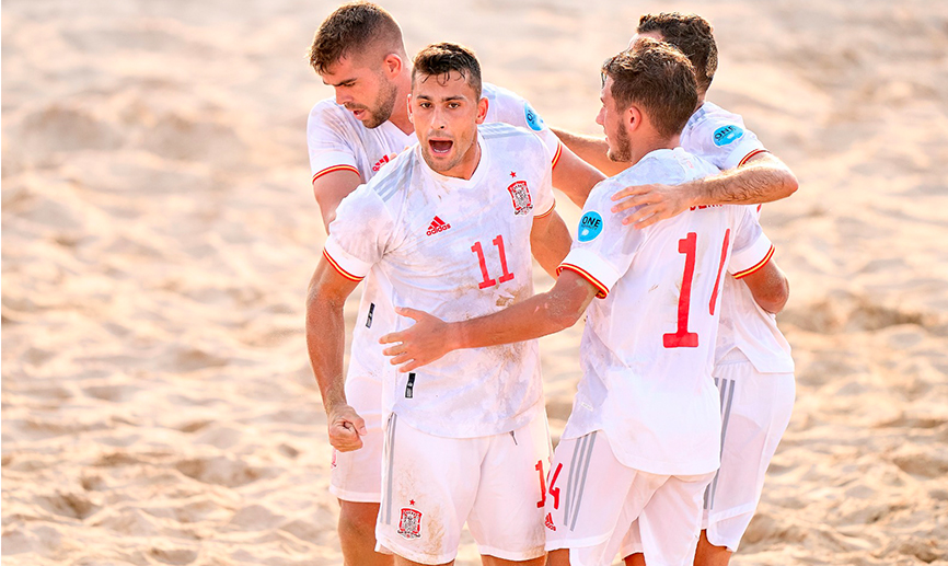 Los jugadores de la Selección española de Fútbol Playa festejan uno de sus goles frente a Senegal
