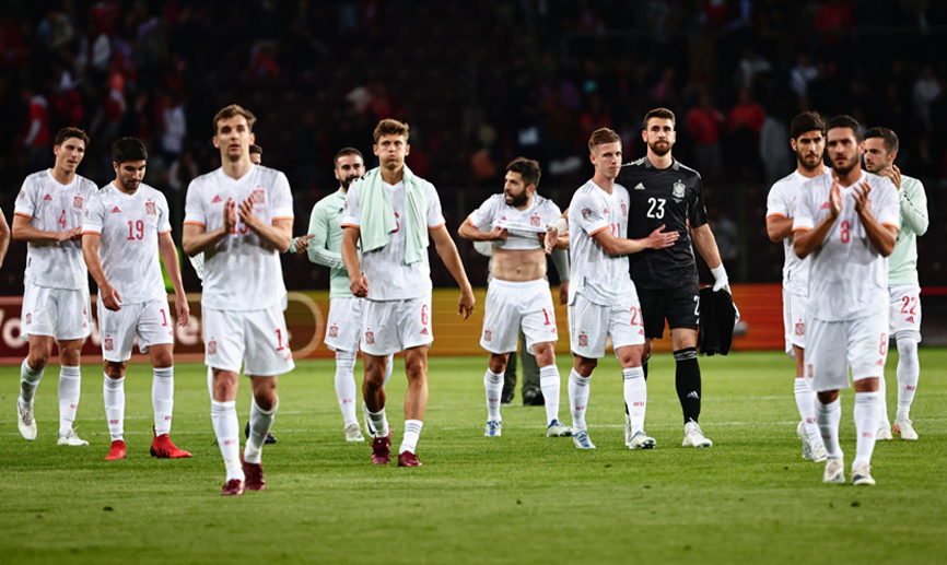 Los jugadores de la Selección, al término de su partido en Ginebra