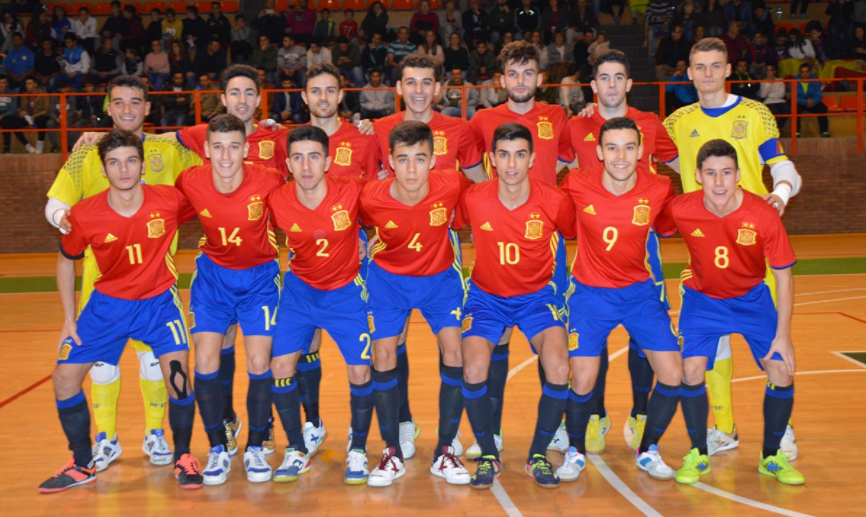 La Selección española Sub-19 de fútbol sala posa antes de su encuentro frente a Francia en Villanueva de la Serena