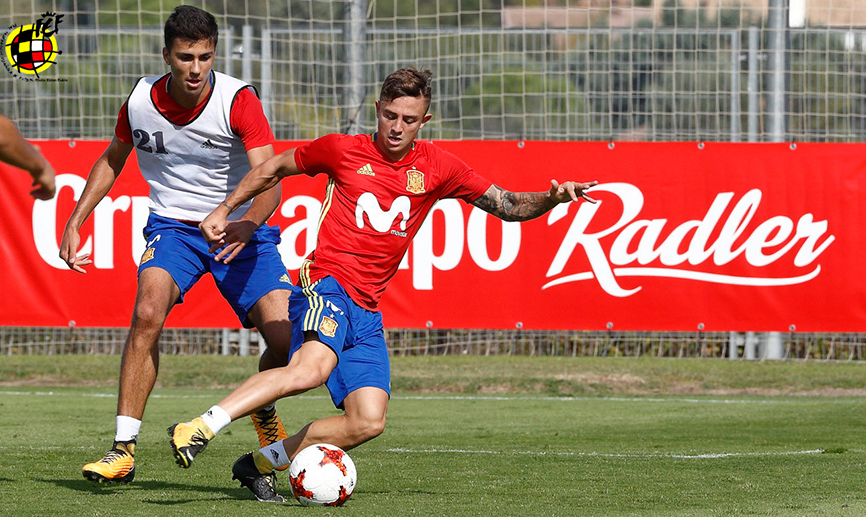 Pablo Maffeo se escapa con la pelota ante la mirada de Rodri Hernández en la Ciudad del Fútbol