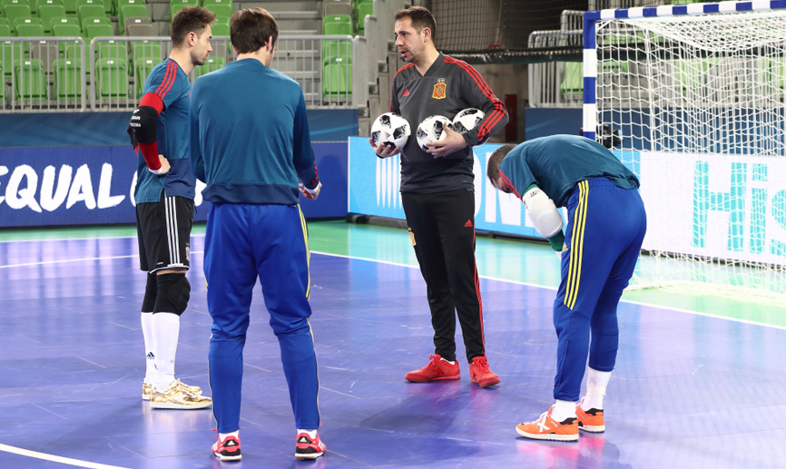El preparador del porteros de la selección española, Mon Barreiro, dirige el entrenamiento de los guardameta 