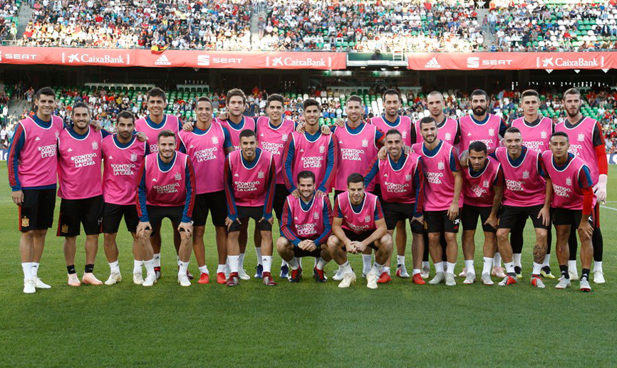 La Selección española de fútbol posa sobre el césped del estadio Benito Villamarín