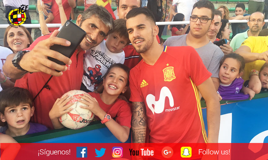 Dani Ceballos se fotografía con varios aficionados en el  estadio del Salto del Caballo