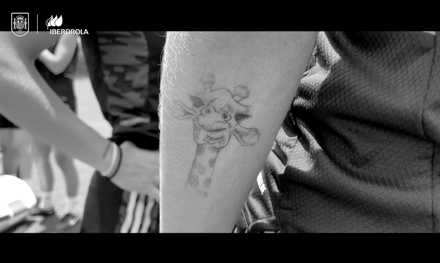 Tatuaje de Ana Tejada de una jirafa