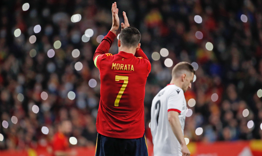 Álvaro Morata agradece el apoyo del público en el RCDE Stadium