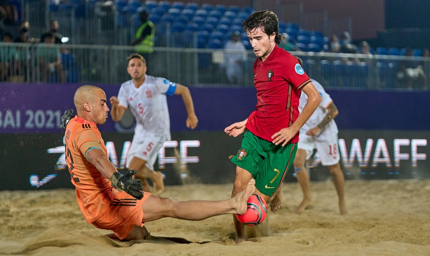 Pablo se impone al delantero portugués en un momento del juego 