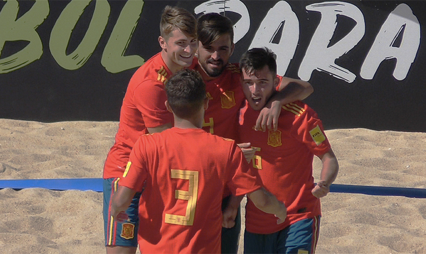 Los jóvenes jugadores de la Selección se abrazan tras el gol de Arias