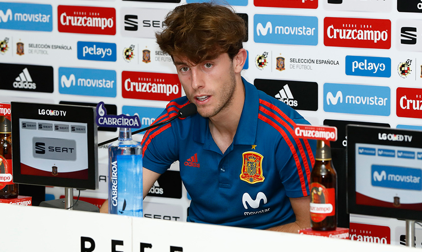 Álvaro Odriozola durante la rueda de prensa en la Ciudad del Fútbol