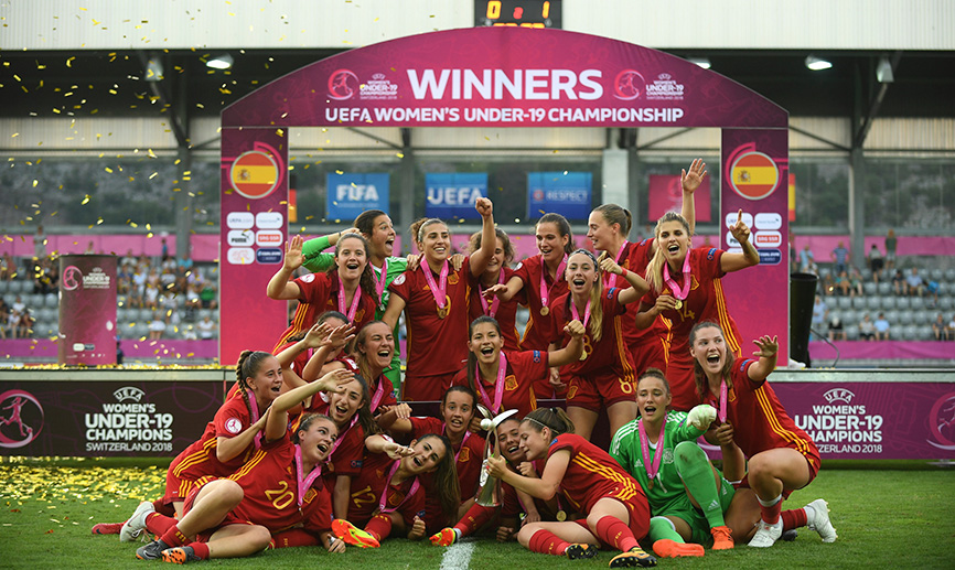 Las jugadoras posan tras recibir el trofeo