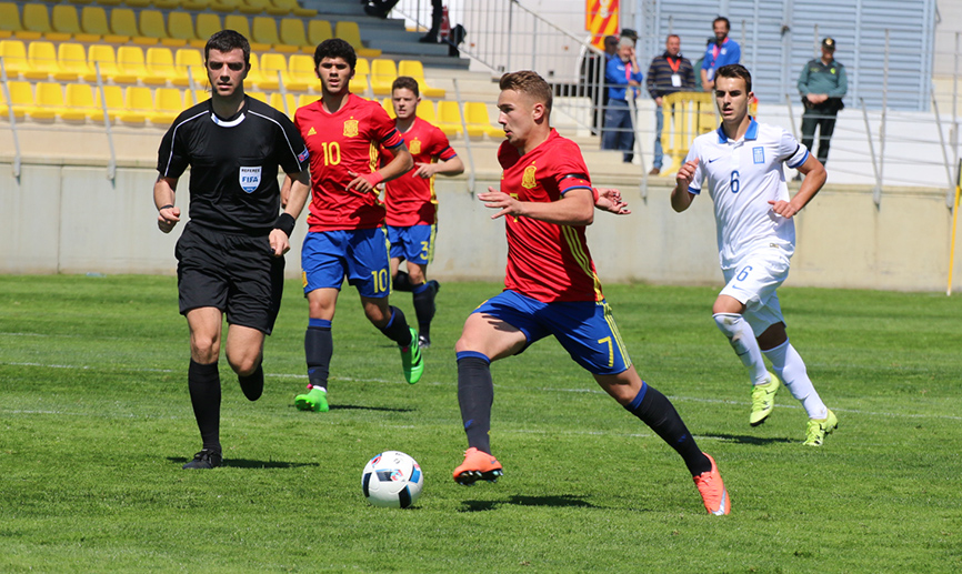 Javier Ontiveros conduce un balón con la selección española