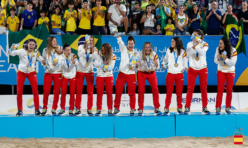 La Selección de fútbol playa recibe la medalla