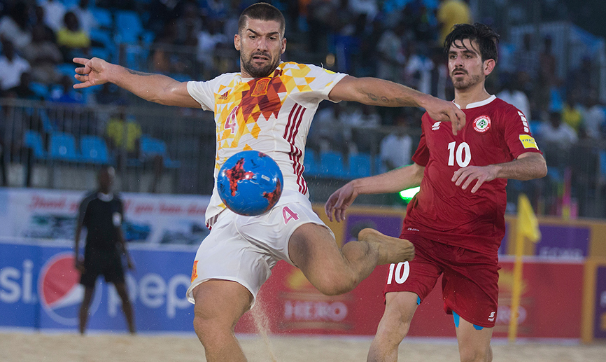 Pablo remata a puerta pese a la oposición rival