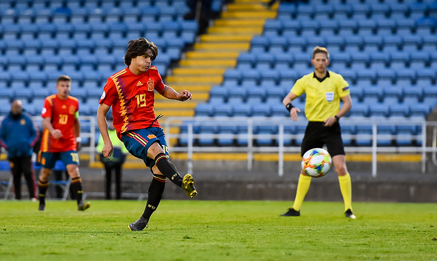 Pablo Moreno ejecuta el penalti del 1-0