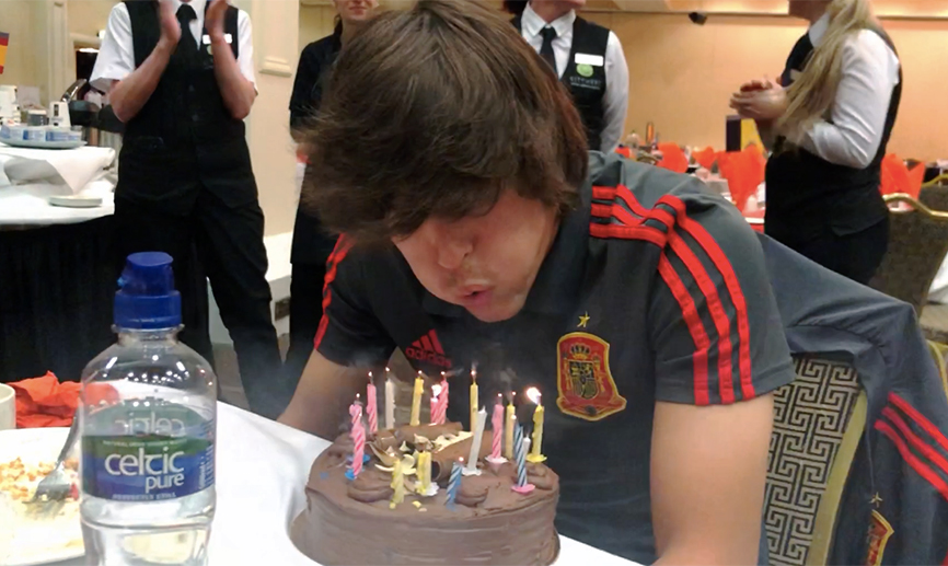 Pablo Moreno sopla las velas por su cumpleaños