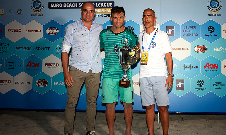 El capitán Dona y el vicepresidente de la RFEF Andreu Subies recogen el trofeo de subcampeón de la Liga Europea 