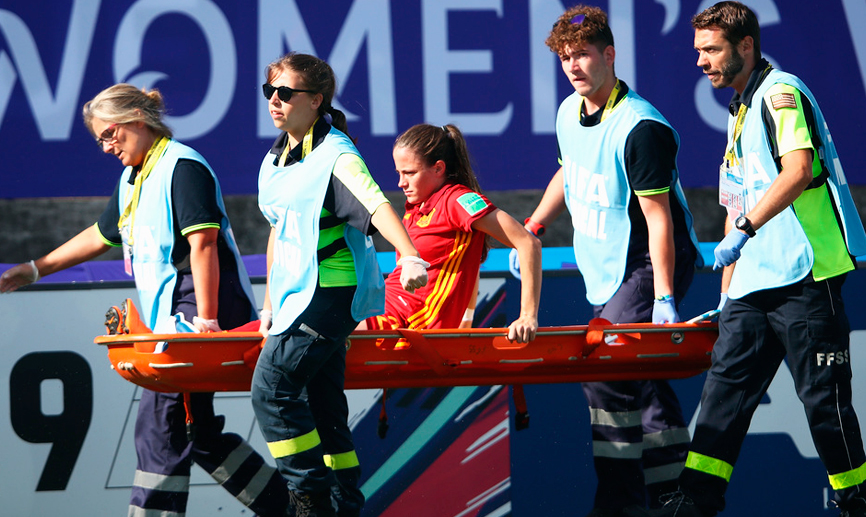 Ona Batlle es retirada en camilla durante el Paraguay-España del Mundial Sub-20 femenino
